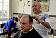 Manuel, atendiendo a un cliente ayer por la tarde en su peluquer�a del centro de Cee.