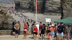 Largas colas en el mes de julio para visitar la playa de As Catedrais, en Ribadeo