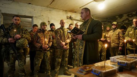 Un capelln militar ucraniano, durante una misa de Navidad en el frente de Donetsk.