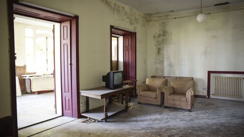 Una habitación con restos de mobiliario del finales del siglo XX