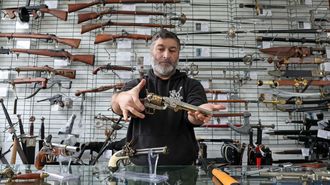 Salvador Gonzalez nos ensea las rplicas de armas que vende. a nica forma legal de dispararlle a algun