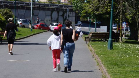 Gente paseando por los jardines de A Coru�a