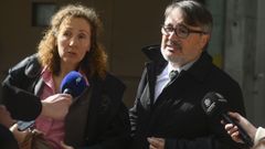 La abogada del padre de los menores, Elena Gonz�lez Mart�nez (i), y el abogado de la madre de los menores, Javier Guillermo Pereira (d), a su salida de la Audiencia de Oviedo