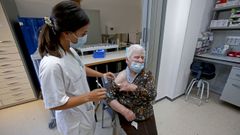 En Espa�a las terceras dosis se est�n inoculando en las residencias y entre personas inmunodeprimidas