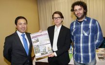 Bra�a, Ulloa y Rodr�guez, con el cartel del congreso. 