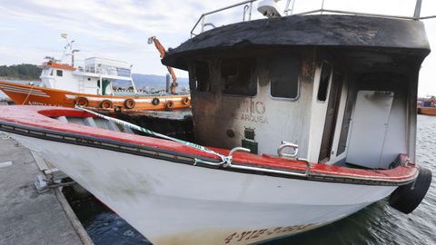 Arde un barco bateeiro en el muelle de O Xufre, O Gatuno