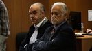 El lotero Manuel Reija (izquierda) y su hermano Miguel, delegado de Loter�as, durante la �ltima jornada del juicio de la primitiva de 4,7 millones perdida en A Coru�a