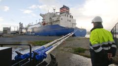 Un metanero atracando en la planta regasificadora gallega de Mugardos