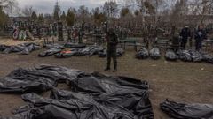 Un polic�a colabora con el personal forense en la identificaci�n de cad�veres en Bucha