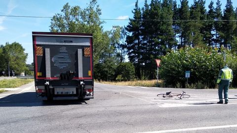 El cami�n y la bicicleta, tras el accidente