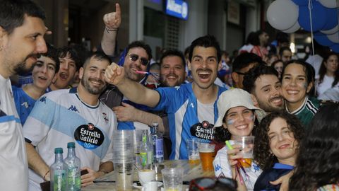 Deportivistas siguiendo el partido decisivo