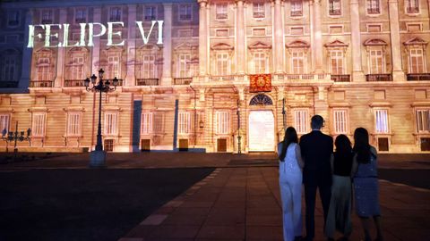 La infanta Sofia, el rey Felipe VI, la reina Letizia y la princesa Leonor observan la proyeccin de imgenes artsticas sobre la fachada del Palacio Real de Madrid por la celebracin del dcimo aniversario de la proclamacin de Felipe VI