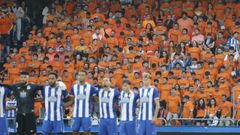 Jugadores del Deportivo, con la hinchada de Marathon Inferior al fondo.