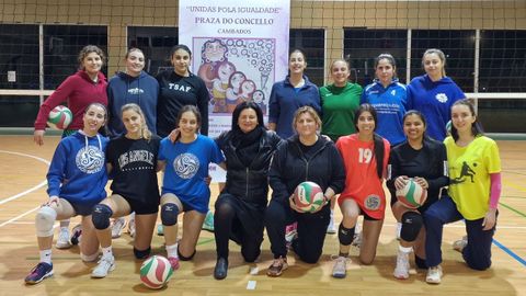 A concelleira de Igualdade xunto �s xogadoras do XAV