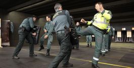 La instrucci�n incluye el entrenamiento en t�cnicas de intervenci�n para hacer frente a cualquier situaci�n que se les presente. 