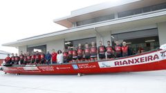Los equipos de traineras del club se presentaron antes de la regata en Cabo de la liga gallega.