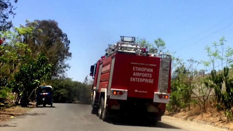 Un camin de bomberos dirigindose al lugar de accidente