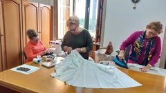 Isabel, Celia y Elvira, trabajando en el ropero del asilo