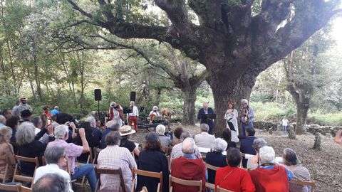 Imaxe dun encontro no carballo de Padroso organizada por Bieito Ledo