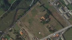 La parcela se encuentra en el centro de la imagen, entre la calle Zumalac�rregui y el r�o Condomi�as