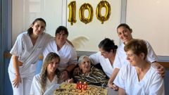 Rosario Rodr�guez Estrada celebrando su cent�simo cumplea�os con trabajadoras de la residencia de mayores Nosa Se�ora do Carme