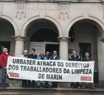 Un grupo de operarios de Urbaser se concentraron ante el Concello.