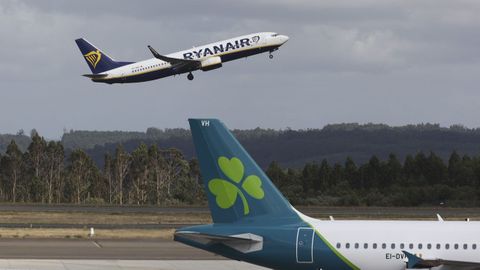 Un avi�n de Ryanair despegando en el aeropuerto de Santiago.
