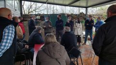 Parte de los asistentes ayer a la reuni�n sobre la falta de fibra �ptica en Noalla