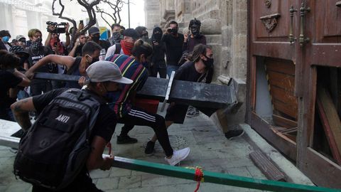 Manifestantes arremeten contra la puerta del palacio gubernamental de Jalisco