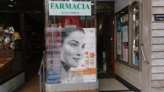 Estado del escaparate de la farmacia Ram�n Quinza este martes