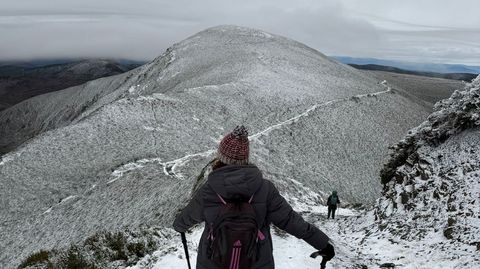 Una visitante, este s�bado en uno de los senderos de la Devesa da Rogueira, a m�s de mil metros de altura