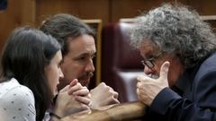 Irene Montero y Pablo Iglesias conversan en el Congreso con Joan Tard�, de ERC