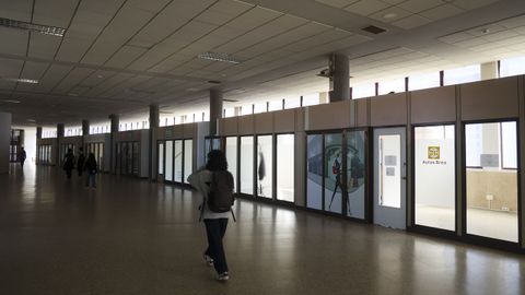 Los usuarios de la estacin de bus de Ferrol transitan por el interior de la infraestructura, con todos los negocios cerrados, en una imagen tomada el martes.