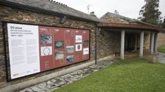 Paneles en el exterior del museo de Viladonga