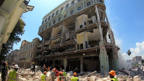 Cuerpos de emergencia trabajan en la remocin de escombros tras una explosin en Hotel Saratoga, en la capital cubana