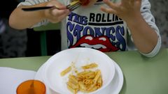 Un ni�o comiendo en el comedor del colegio Ponte dos Brozos, en Arteixo.
