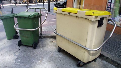 Varios contenedores de basura, en una imagen de archivo