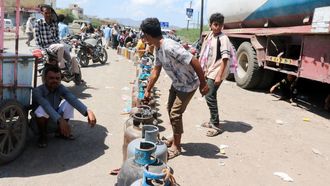 Colas para llenar bombonas en la ciudad de Taiz, que sufre el cerco de los hut�es