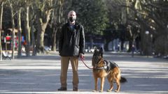 Jos� Antonio Fern�ndez Couto, retratado con su perro en el Cant�n de Molins de Ferrol