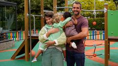 Patricia y Jacobo con su hija y el beb� al que acogen desde hace meses