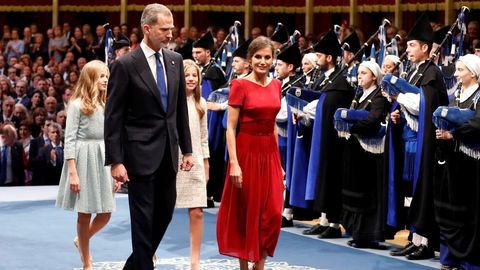 Los reyes Felipe y Letizia, junto a la princesa Leonor (2i) y la infanta Sofa (2d), a su llegada a la ceremonia de entrega de los Premios Princesa de Asturias 2019 que se celebra este viernes en el Teatro Campoamor de Oviedo