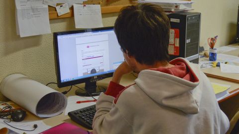 Un alumno votando 