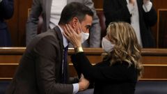 El presidente del Gobierno, Pedro S�nchez y la vicepresidenta y ministra de Trabajo, Yolanda D�az, se felicitan despu�s de la votaci�n de la reforma laboral
