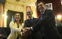 Ethel V�zquez, Jes�s V�zquez y Rom�n Rodr�guez durante el acto en el Concello. 