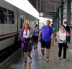 Los peregrinos tomaron ayer el tren en Monforte con destino a Ourense y hoy llegar�n a Santiago. 