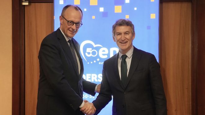 El l�der del PP, Alberto N��ez Feijoo, saluda al canciller alem�n, Friedrich Merz, en la cumbre del Partido Popular Europeo en Zagreb (Croacia).