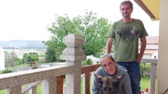 Carmen y Paulo, los ingleses de la casa amarilla, con su perro, Oso, en su vivienda, con vistas a la ra de Ortigueira