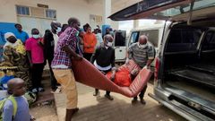 Un hombre es trasladado al hospital tras la confirmaci�n de un brote de �bola en Bunia, en la Rep�blica Democr�tica del Congo
