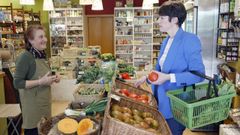 Lola, dona de As Cabacias, explicando a Ana Pontn os produtos que vende na sa tenda de Santiago.