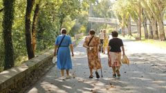 Tres mujeres pasean por las calles de Lugo refugi�ndose del calor